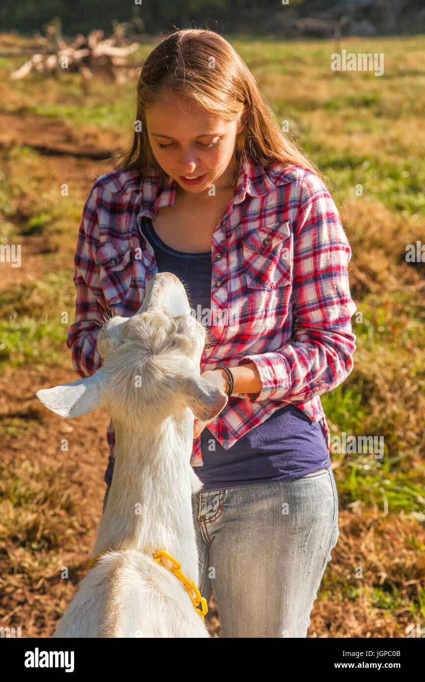 L'agricoltore femmina con capra Foto Stock