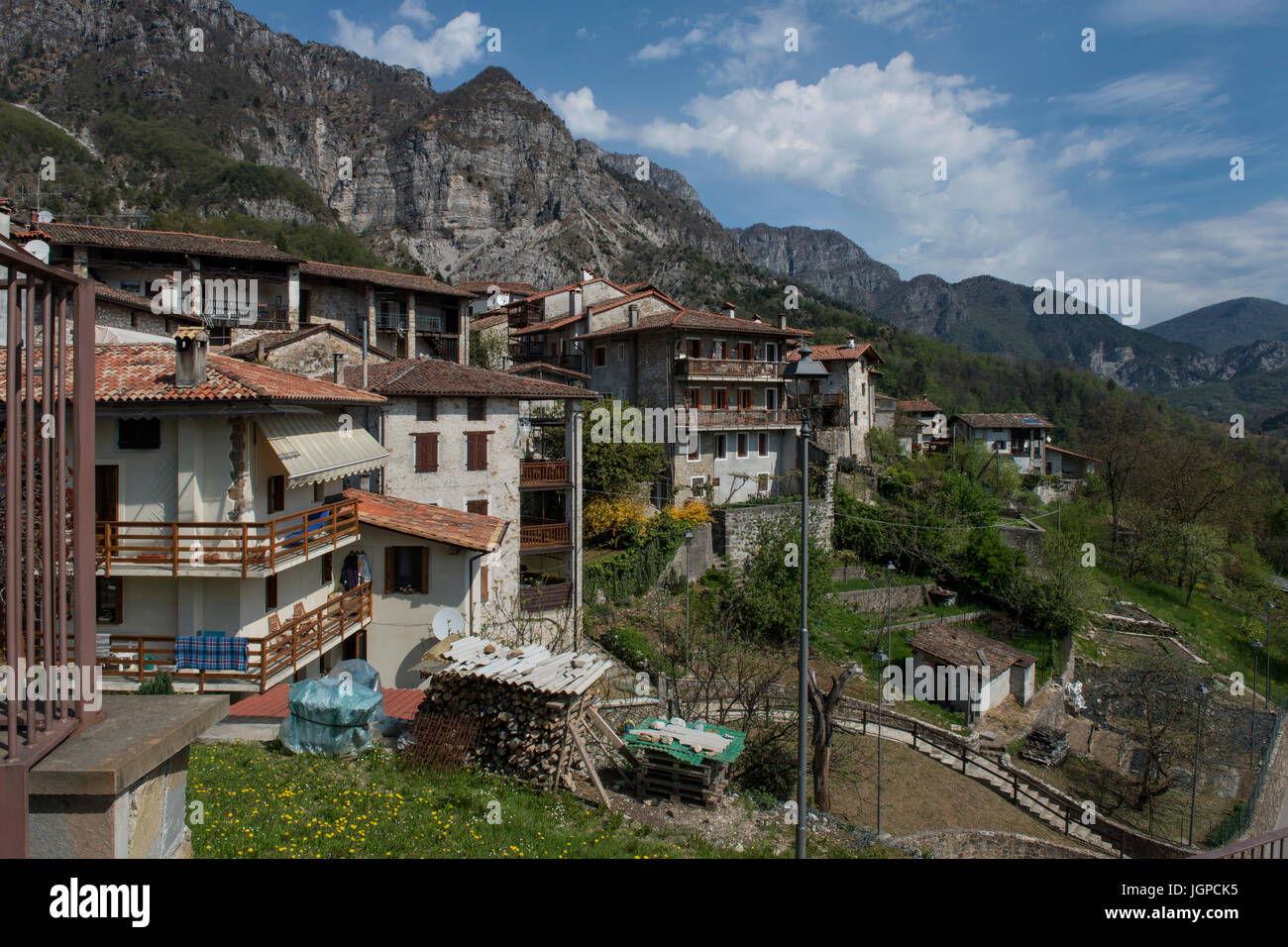 Vista su di Poffabro, nominato a uno dei borghi più belli d'Italia ("I Borghi più belli d'Italia"). Prealpi Carniche, Pordenone, Friuli, Italia. Foto Stock