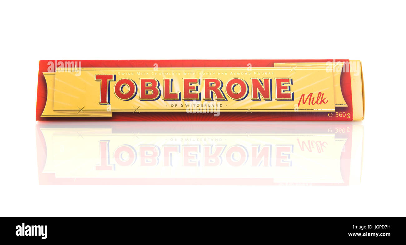 SWINDON, Regno Unito - 9 Luglio 2017: un bar di Toblerone - Swiss cioccolato al latte con il miele e il torrone di mandorle su sfondo bianco Foto Stock