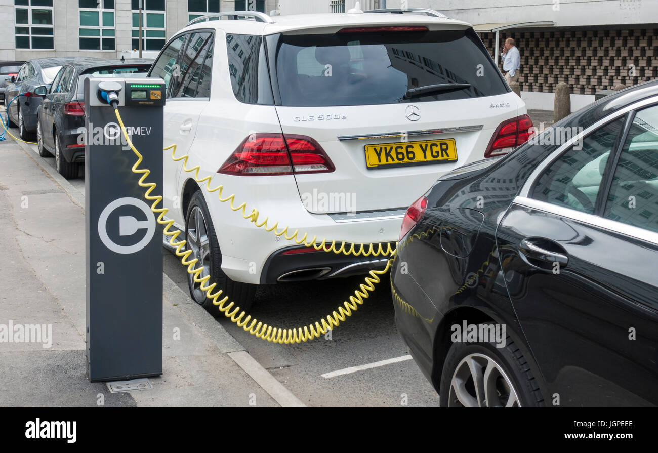 Le automobili elettriche di ricarica in Manchester City Centre Foto Stock