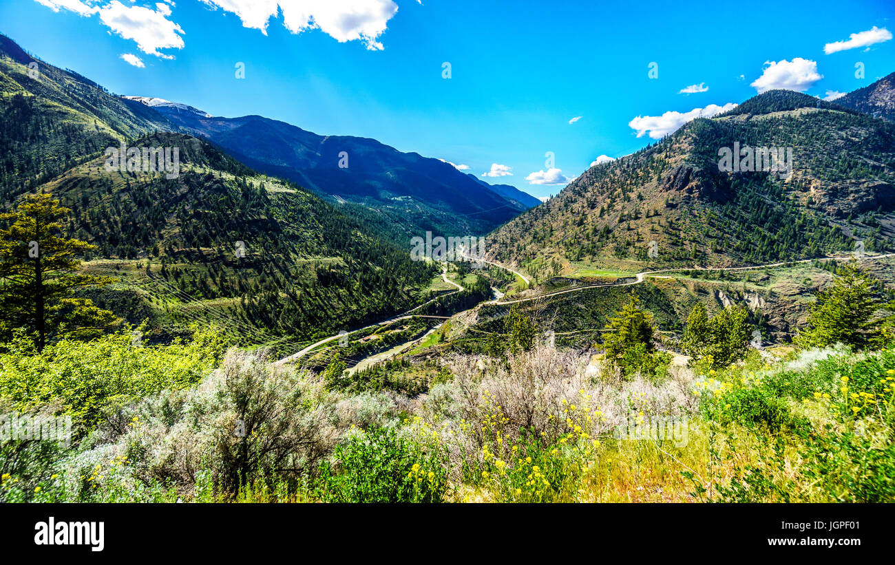 Vista del ponte sulla Valle del fiume dall'autostrada 99, a nord della città di Lillooet. Il ponte sul fiume scorre in direzione sud nel fiume Fraser in BC, Canada Foto Stock