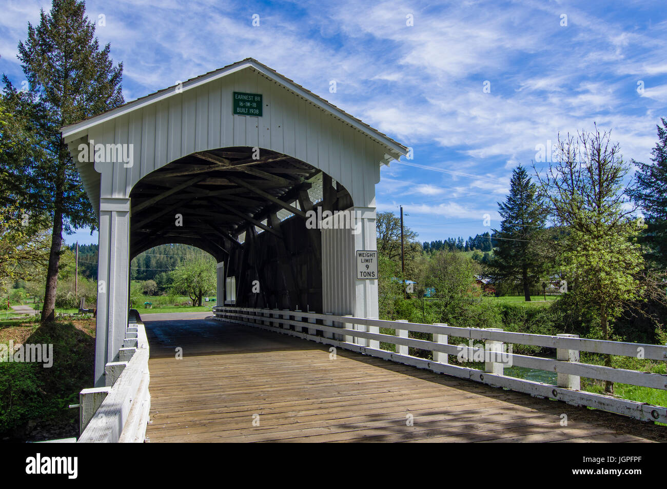 Caparra coperto ponte attraversa il fiume Mohawk vicino Marcola, Oregon Foto Stock