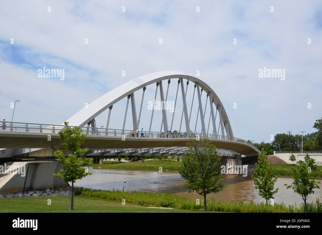 COLUMBUS, OH - 28 giugno: Main Street arco inclinato sospensione ponte presso il Parco del Bicentenario è mostrato il 28 giugno 2017. Essa è stata progettata dal dottor Spiro Polla Foto Stock