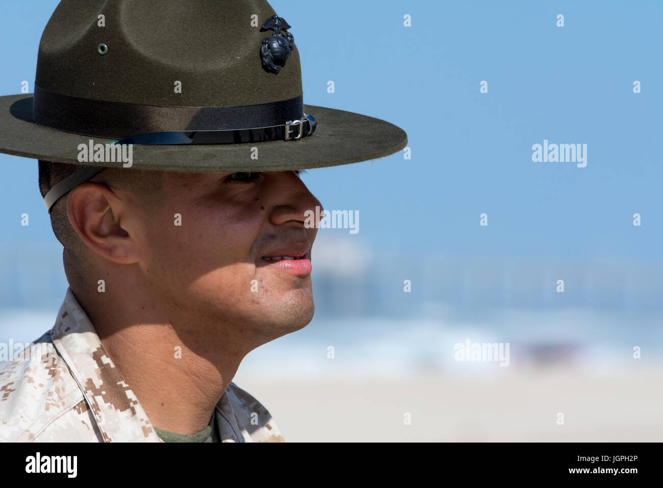 Trapanare istruttore che partecipano a un campo annuale incontro organizzato dalla stazione di reclutamento di arancione in spiagge soleggiate di Huntington Beach in California Foto Stock