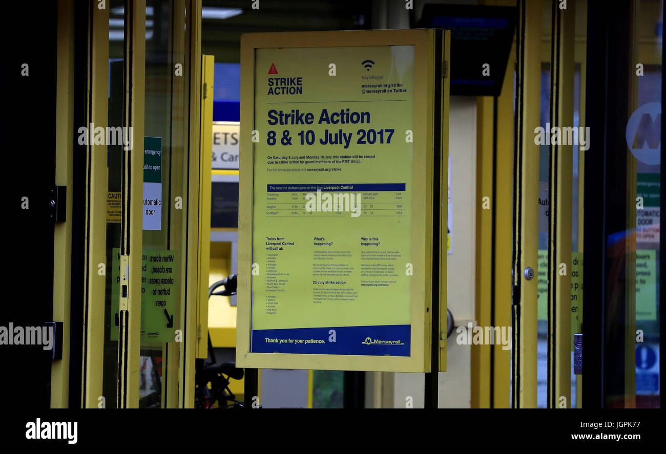 Un segno alle porte di caccia di attraversare la stazione ferroviaria di Liverpool a dire alla gente di azione industriale, parte di una serie di scioperi su personale e installare solo il driver dei treni. Foto Stock