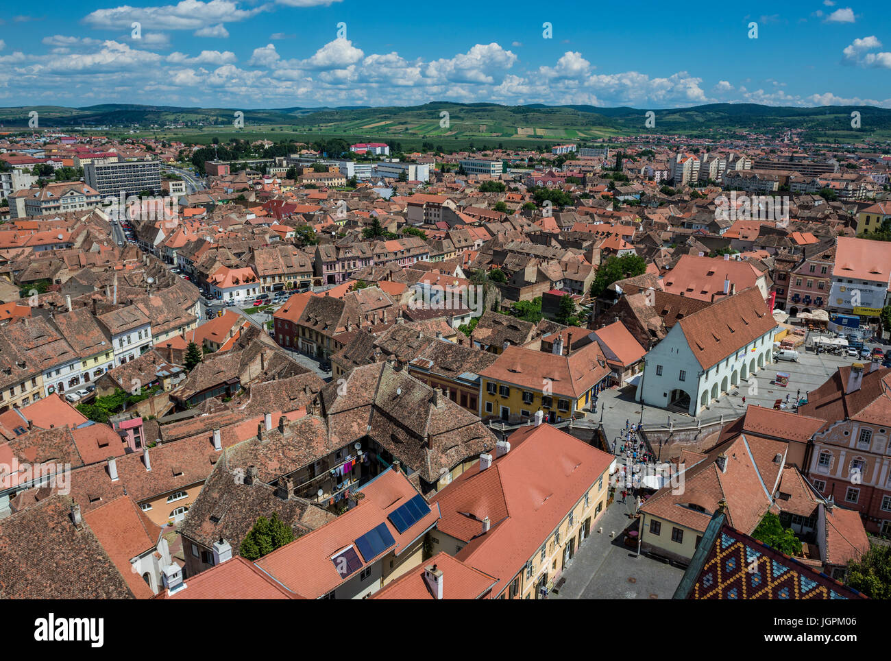 Vista aerea con la piccola piazza sulla sinistra dalla cattedrale luterana di Santa Maria nel centro storico della città di Sibiu della Transilvania regione, Romania Foto Stock