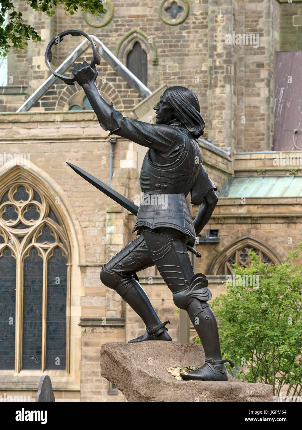 Statua del re Richard II nella battaglia di Bosworth con Leicester Cattedrale dietro (dove Richard le ossa sono interrati), Leicester, England, Regno Unito Foto Stock