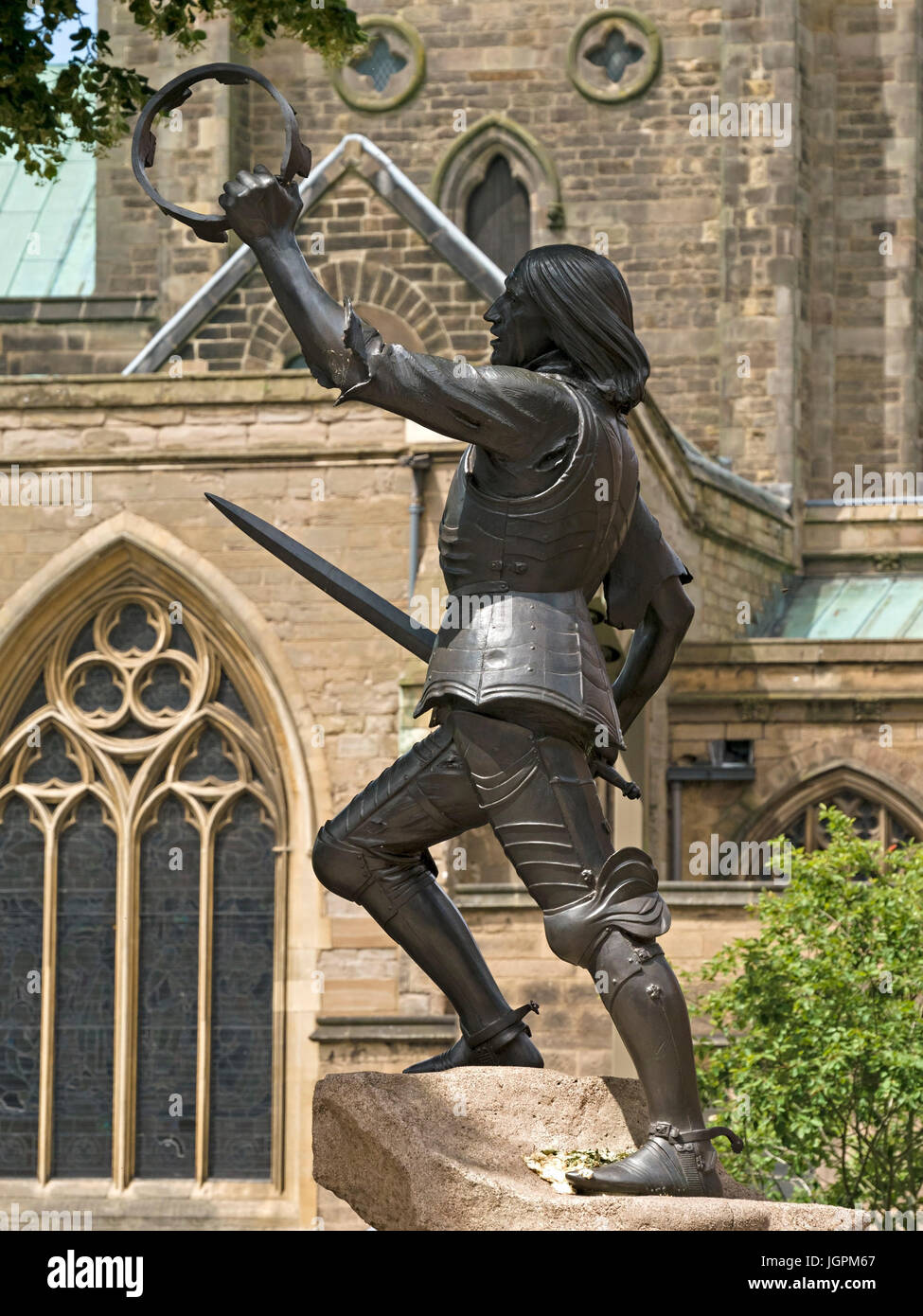 Statua del re Richard II nella battaglia di Bosworth con Leicester Cattedrale dietro (dove Richard le ossa sono interrati), Leicester, England, Regno Unito Foto Stock