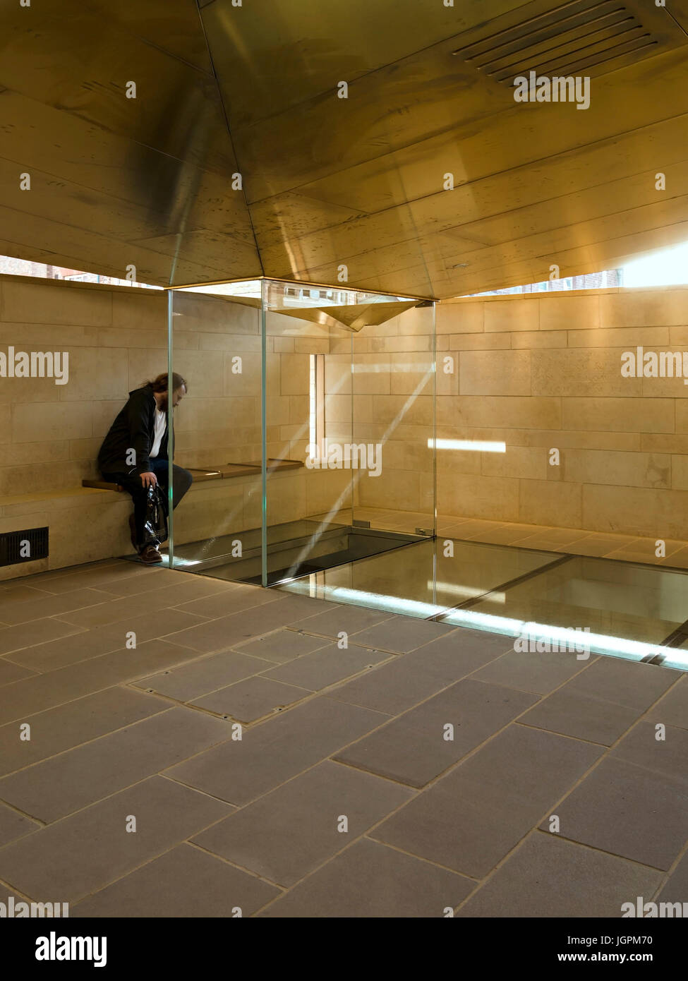 Visitatore la visualizzazione originale luogo di sepoltura del re Richard III in re Richard III Visitor Center mostra, Leicester, England, Regno Unito Foto Stock