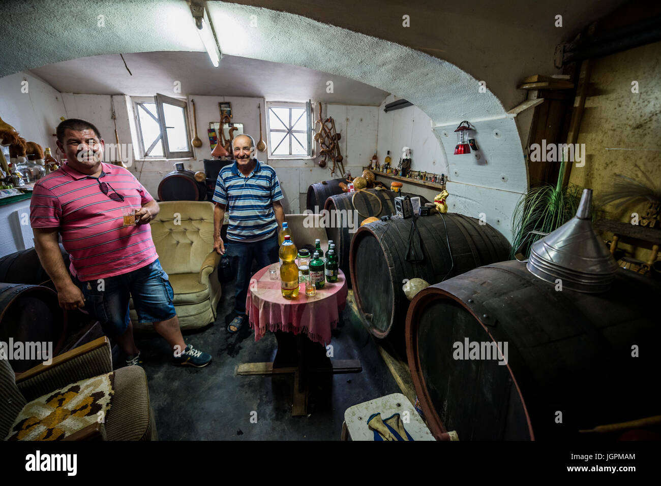 Enologo seeling il suo vino casalingo in piccoli cellear in Miercurea Sibiului città della contea di Sibiu in Transilvania meridionale, Romania Foto Stock