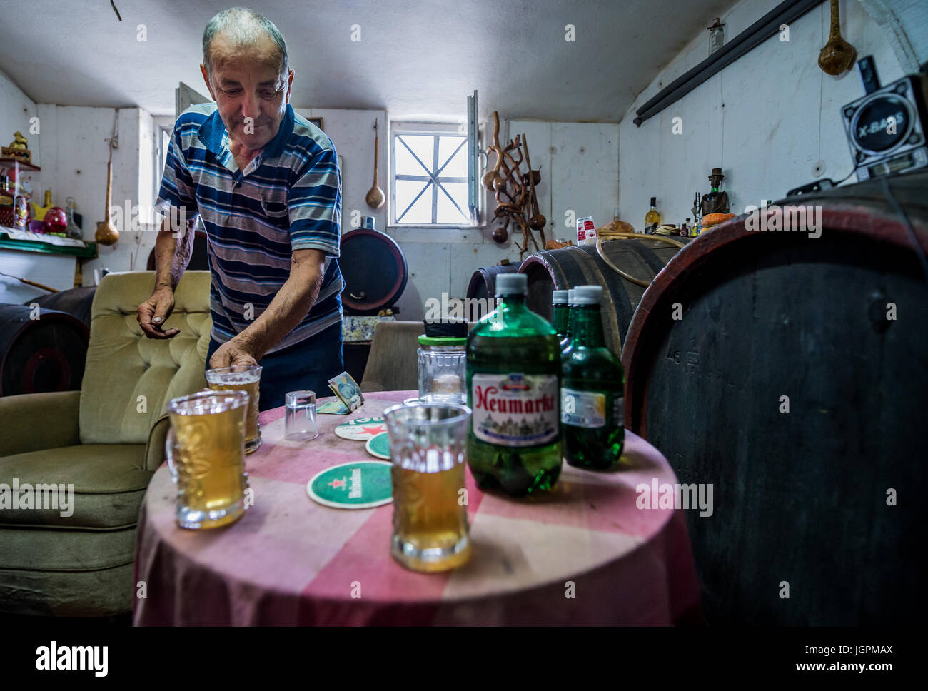 Enologo seeling il suo vino casalingo in piccoli cellear in Miercurea Sibiului città della contea di Sibiu in Transilvania meridionale, Romania Foto Stock