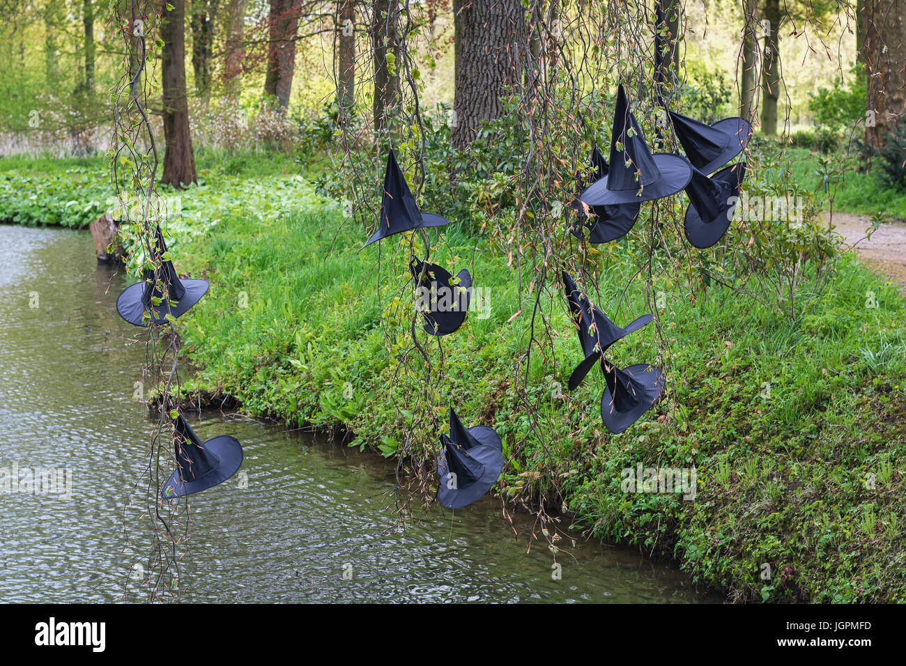 Streghe cappelli appeso nella struttura sopra l'acqua. Foto Stock