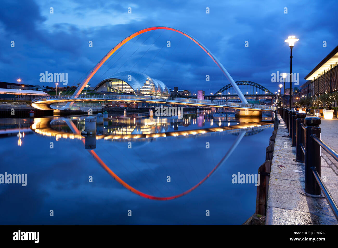 Il Gateshead Millennium Bridge sul fiume Tyne a Newcastle upon Tyne, Inghilterra. Foto Stock