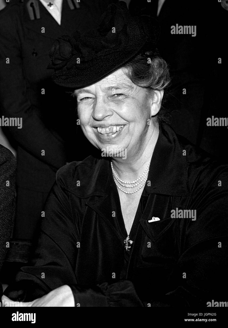 Eleanor Roosevelt e Anthony Eden a Rainbow angolo, la Croce Rossa Americana Club, che è stato aperto all'angolo di Shaftesbury Avenue dal novembre 1942 chiude le sue porte stasera. Foto Stock