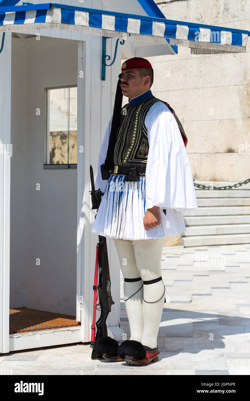 Evzones sono un gruppo di elite di soldati greci, di guardia presso la tomba del Milite Ignoto. Atene GRECIA Foto Stock