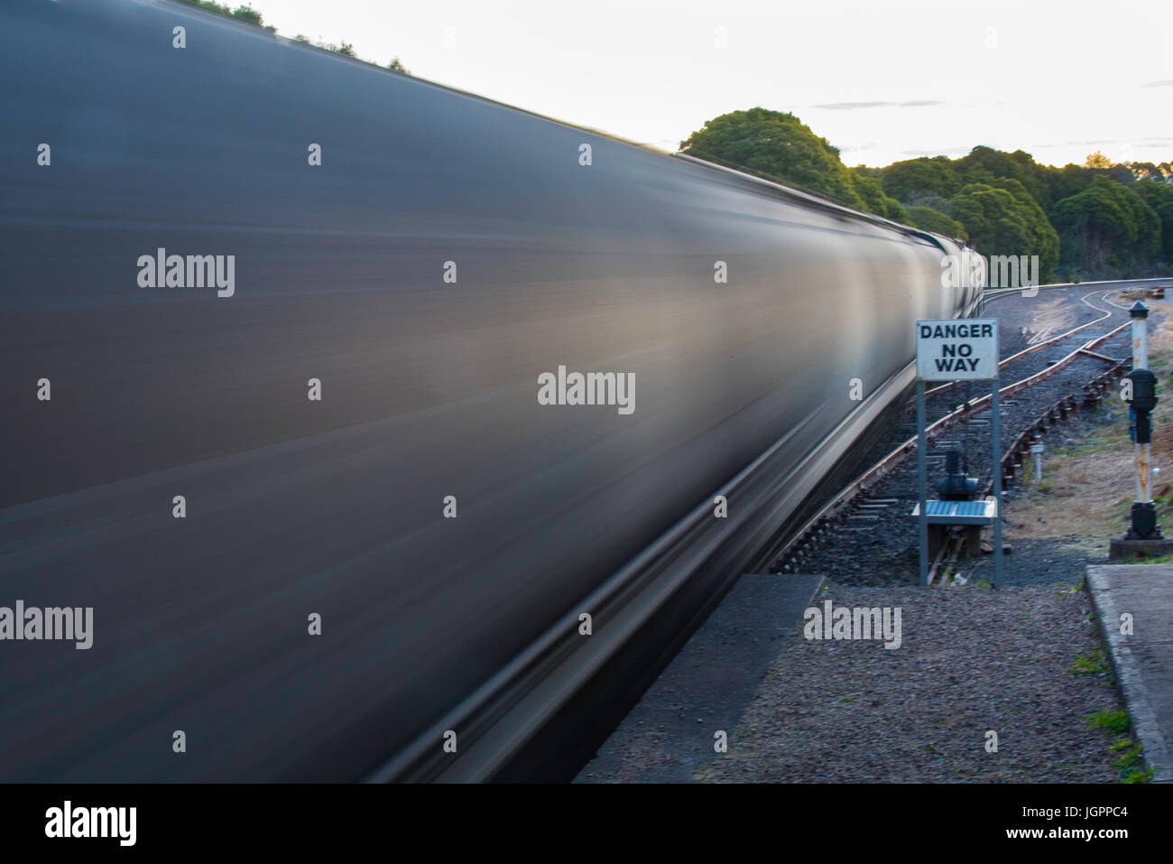 Le autovetture ferroviarie attraversano una stazione ferroviaria di campagna che trasporta carbone per l'esportazione dal nuovo Galles del Sud, Australia Foto Stock