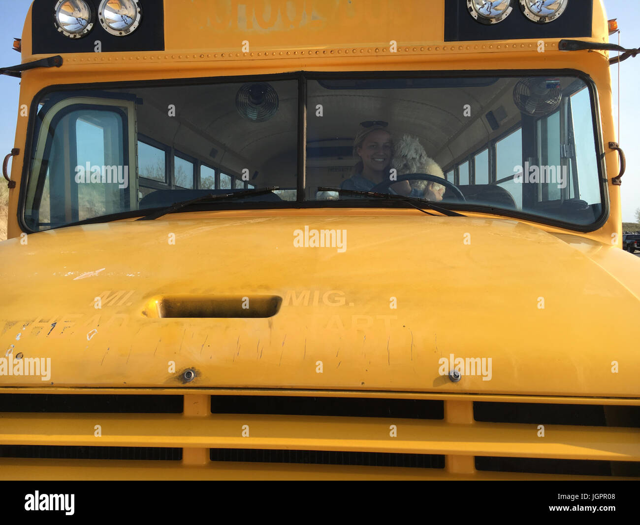 Mande nel sedile del conducente. Soddisfare la coppia che hanno trasformato un 24-piede American School bus in una splendida casa sulla strada chiamata felce. Invidia-indu Foto Stock