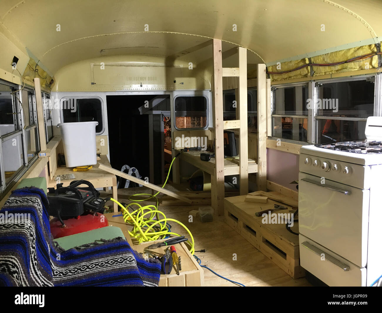 Lavorando sul bus. Soddisfare la coppia che hanno trasformato un 24-piede American School bus in una splendida casa sulla strada chiamata felce. Invidia di induzione di pic Foto Stock