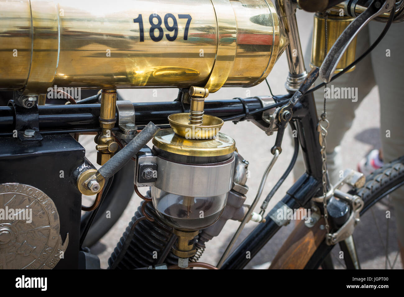 Enzwaihingen, Germania. 9 lug 2017. i dieci anni di riunione della oldtimerfreunde enzweihinge e.v. ha avuto luogo oggi in enzwaihingen, vicino alla città di Stoccarda. L'incontro ha visto la partecipazione di quasi tutti i membri del club insieme con loro più bei ed oggetti preziosi. Da una bicicletta costruita nel 1897 per i primi modelli di autovettura che servivano al trasporto merci. Credito: adochitei cristian/alamy live news Foto Stock