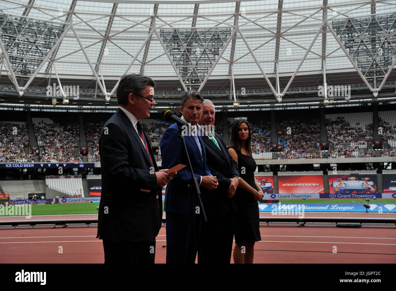 Stratford, UK. 9 lug 2017. Relè Mens team ricevere medaglie 4x400m Martyn Rooney, Andrew acciaio, Robert Tobin, Michael Bingham presso la IAAF Diamond League giochi anniversario, Stratford, Regno Unito. Credito: Paolo Saripo/Alamy Live News Foto Stock