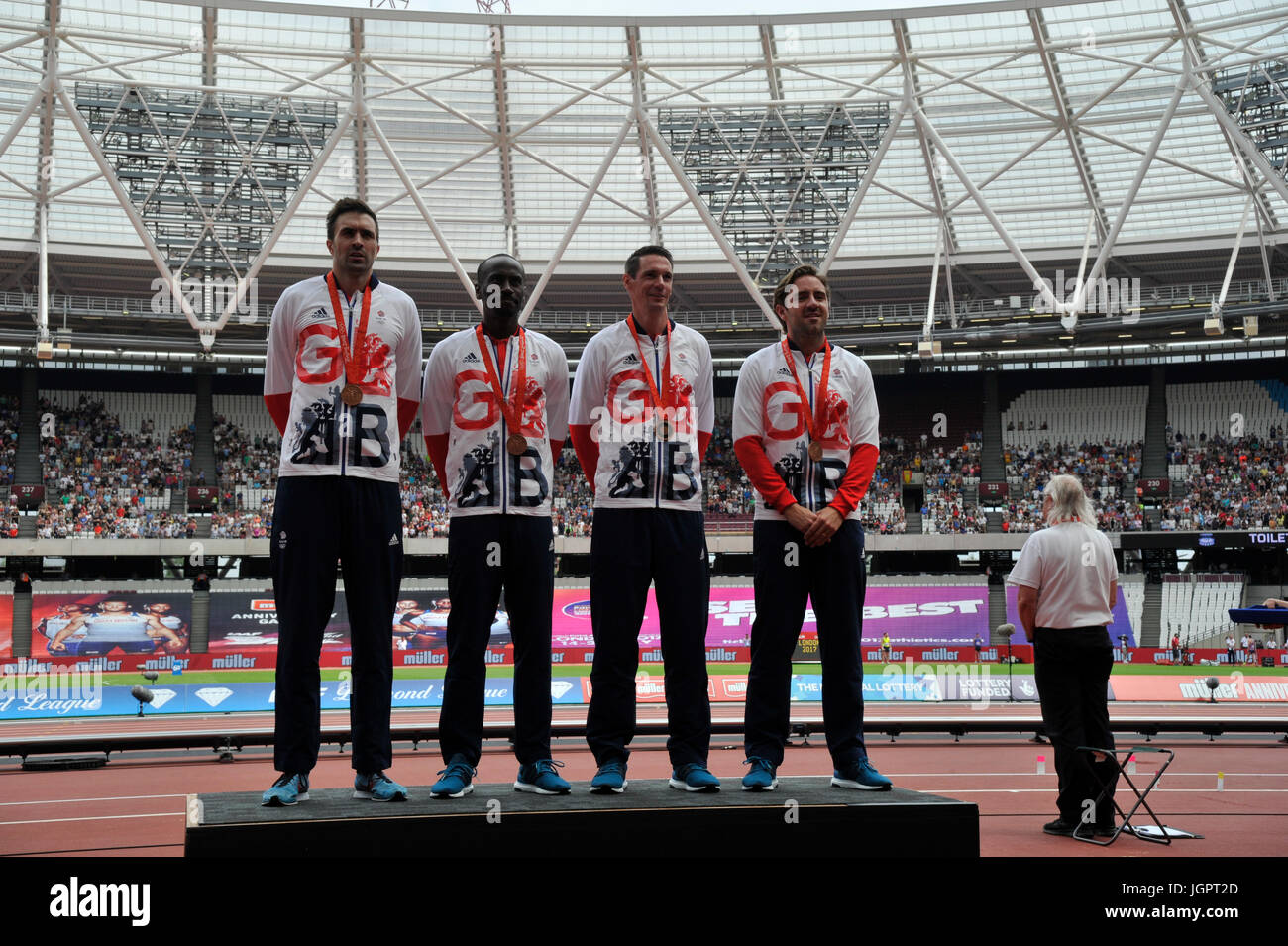 Stratford, UK. 9 lug 2017. Relè Mens team ricevere medaglie 4x400m Martyn Rooney, Andrew acciaio, Robert Tobin, Michael Bingham presso la IAAF Diamond League giochi anniversario, Stratford, Regno Unito. Credito: Paolo Saripo/Alamy Live News Foto Stock