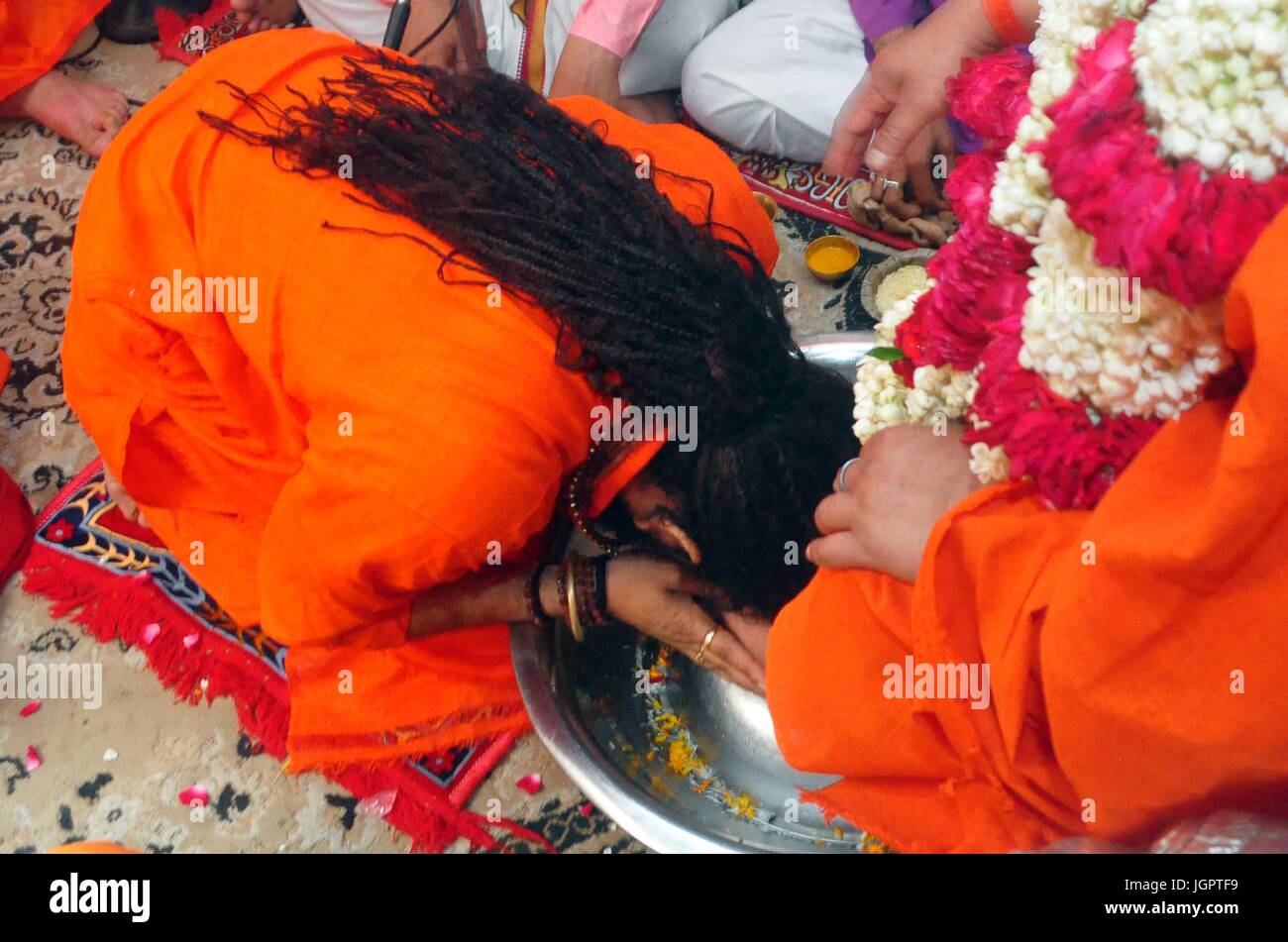 Di Allahabad, Uttar Pradesh, India. 9 Luglio, 2017. Di Allahabad: un sadhu offrono la preghiera per il suo Guru/insegnante Narendra giri (Presidente di Akhara Parishad), in occasione ''Guru purnima'' festival di Allahabad su 09-07-2017. Foto di prabhat kumar verma Credito: Prabhat Kumar Verma/ZUMA filo/Alamy Live News Foto Stock