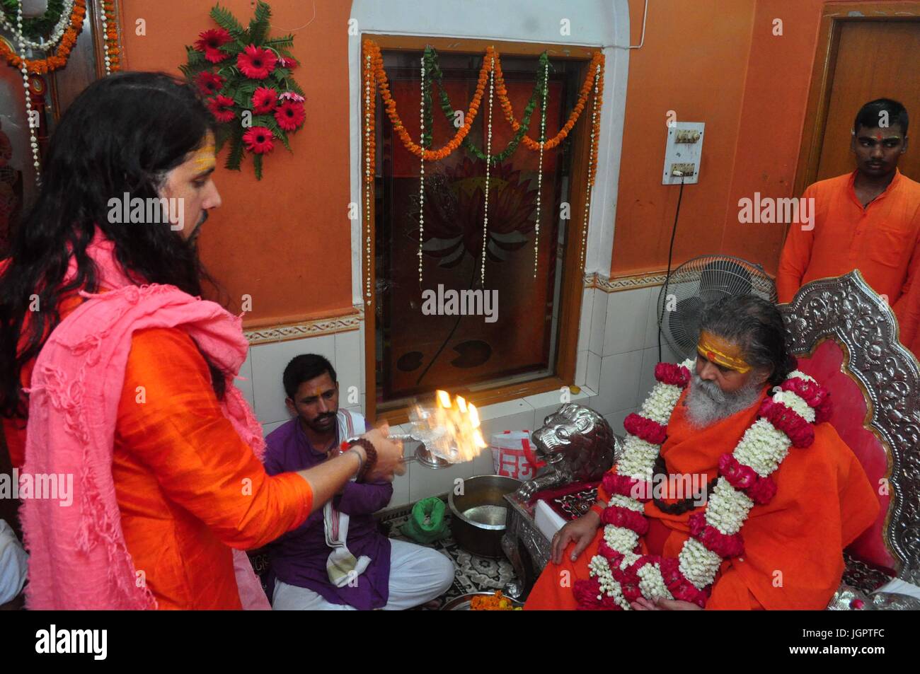 Di Allahabad, Uttar Pradesh, India. 9 Luglio, 2017. Di Allahabad: un sadhu offrono la preghiera per il suo Guru/insegnante Narendra giri (Presidente di Akhara Parishad), in occasione ''Guru purnima'' festival di Allahabad su 09-07-2017. Foto di prabhat kumar verma Credito: Prabhat Kumar Verma/ZUMA filo/Alamy Live News Foto Stock
