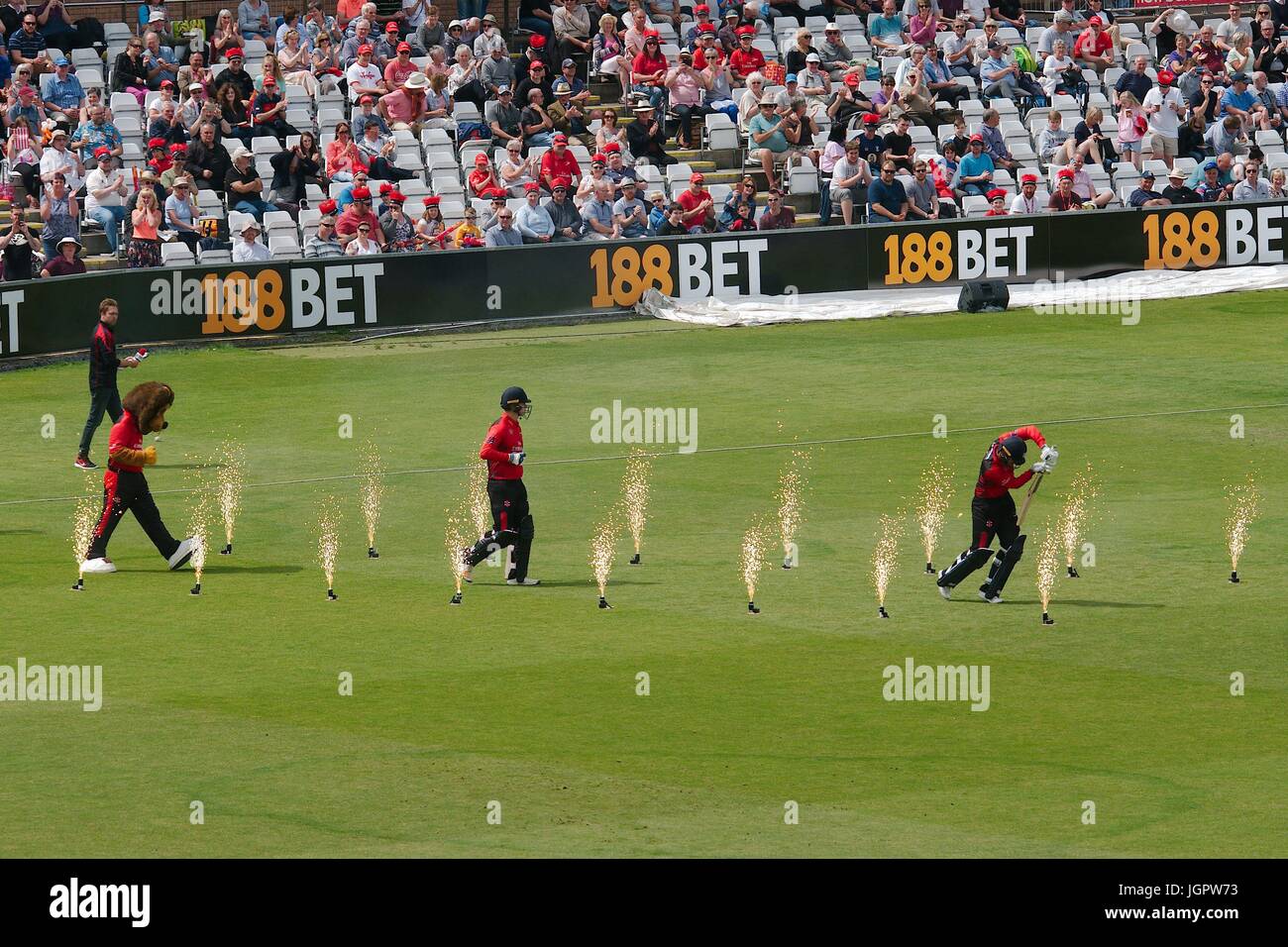 Chester le street, Regno Unito. 09 Luglio, 2017. Durham batsmen Adam Hickey e Graham Clark rendendo il loro modo per il paletto attraverso pirotecnica all inizio della loro partita contro il Northamptonshire in la Natwest T20 Blast a Emirates Riverside. Durham mascotte Chester il Leone è a seguito di loro. Credito: Colin Edwards/Alamy Live News Foto Stock