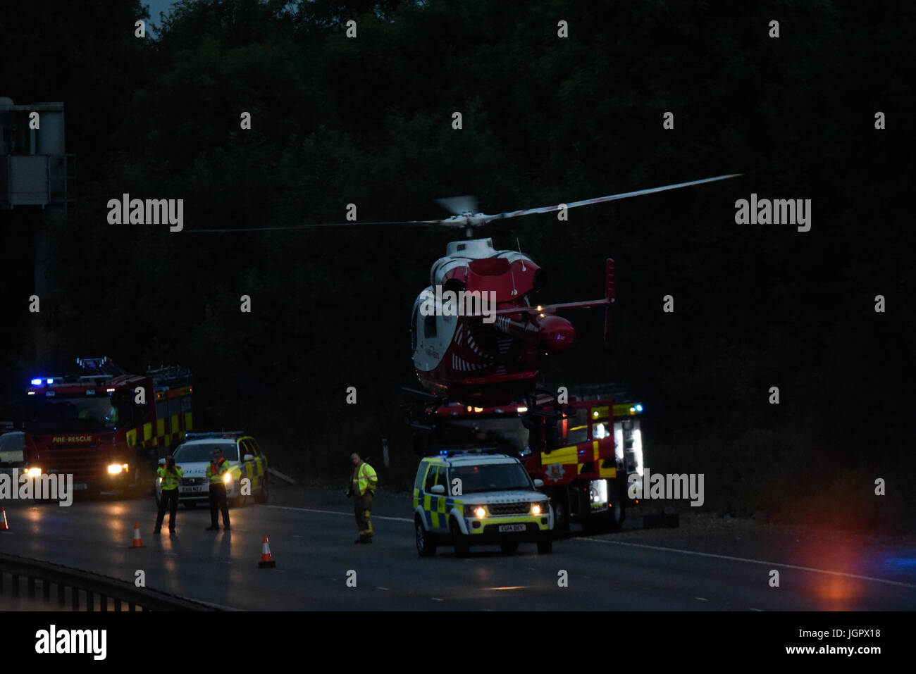 Incidente chiuso M11 vicino ai Vescovi di Stortford, Harlow, Essex, Regno Unito. Tre persone sono state portate in ospedale. Hanno partecipato due elicotteri di ambulanza aerea, supportando numerose unità terrestri. L'uomo era accusato di guida in stato di ebbrezza Foto Stock
