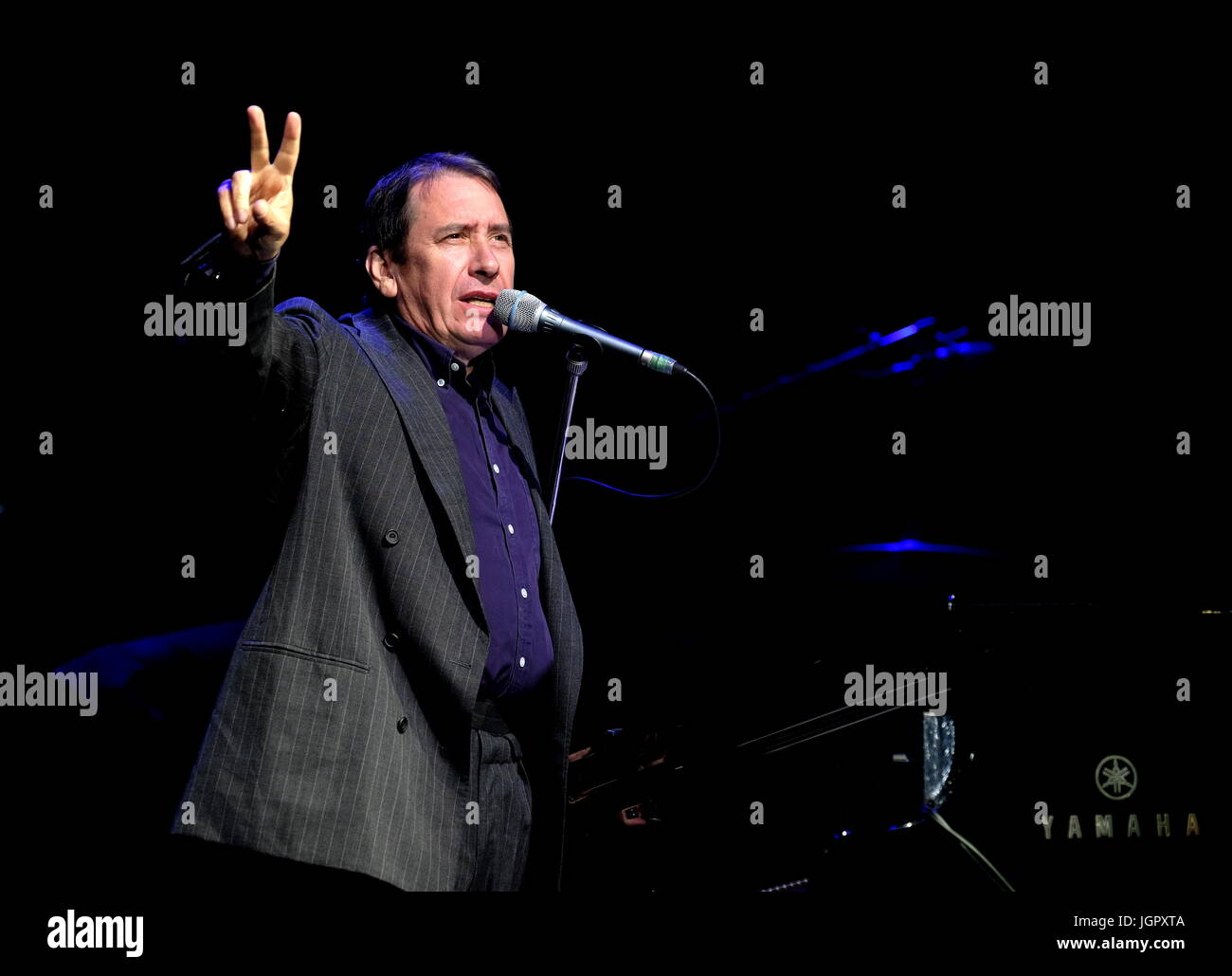 Grande Tew, Oxfordshire, Regno Unito. 9 Luglio, 2017. Festival Cornbury Giorno 3 - British pianista, cantante e cantautore Jools Holland in esecuzione al Festival Cornbury, Oxfordshire 9 luglio 2017 Credit: DFP/fotografica Alamy Live News Foto Stock