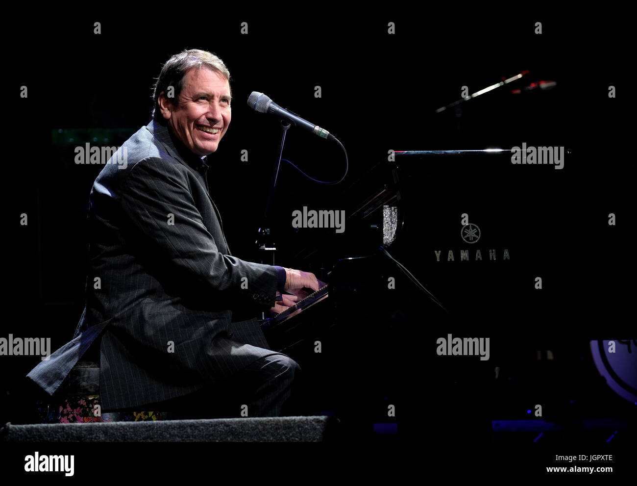 Grande Tew, Oxfordshire, Regno Unito. 9 Luglio, 2017. Festival Cornbury Giorno 3 - British pianista, cantante e cantautore Jools Holland in esecuzione al Festival Cornbury, Oxfordshire 9 luglio 2017 Credit: DFP/fotografica Alamy Live News Foto Stock