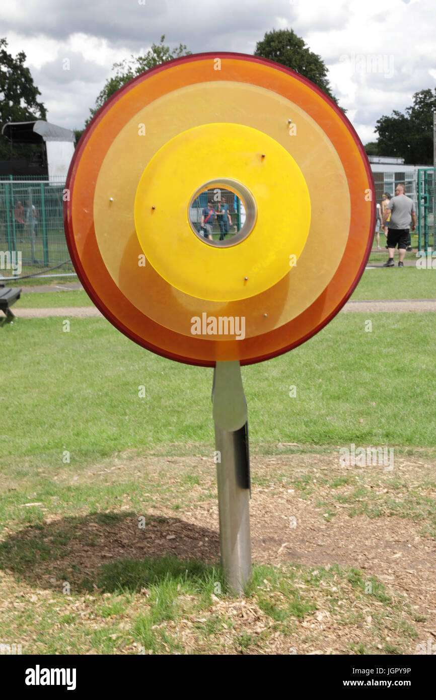 Macclesfield, Regno Unito. 8 lug 2017. Bluedot Festival 2017. Una tre giorni di festival di esplorare i reami della musica, la scienza, la tecnologia e le arti, che avrà luogo a Jodrell Bank Observatory, Macclesfield Luglio 2017. Nella foto - opere d'arte sul display nell'area starfield. Credito: David Stock/Alamy Live News Foto Stock