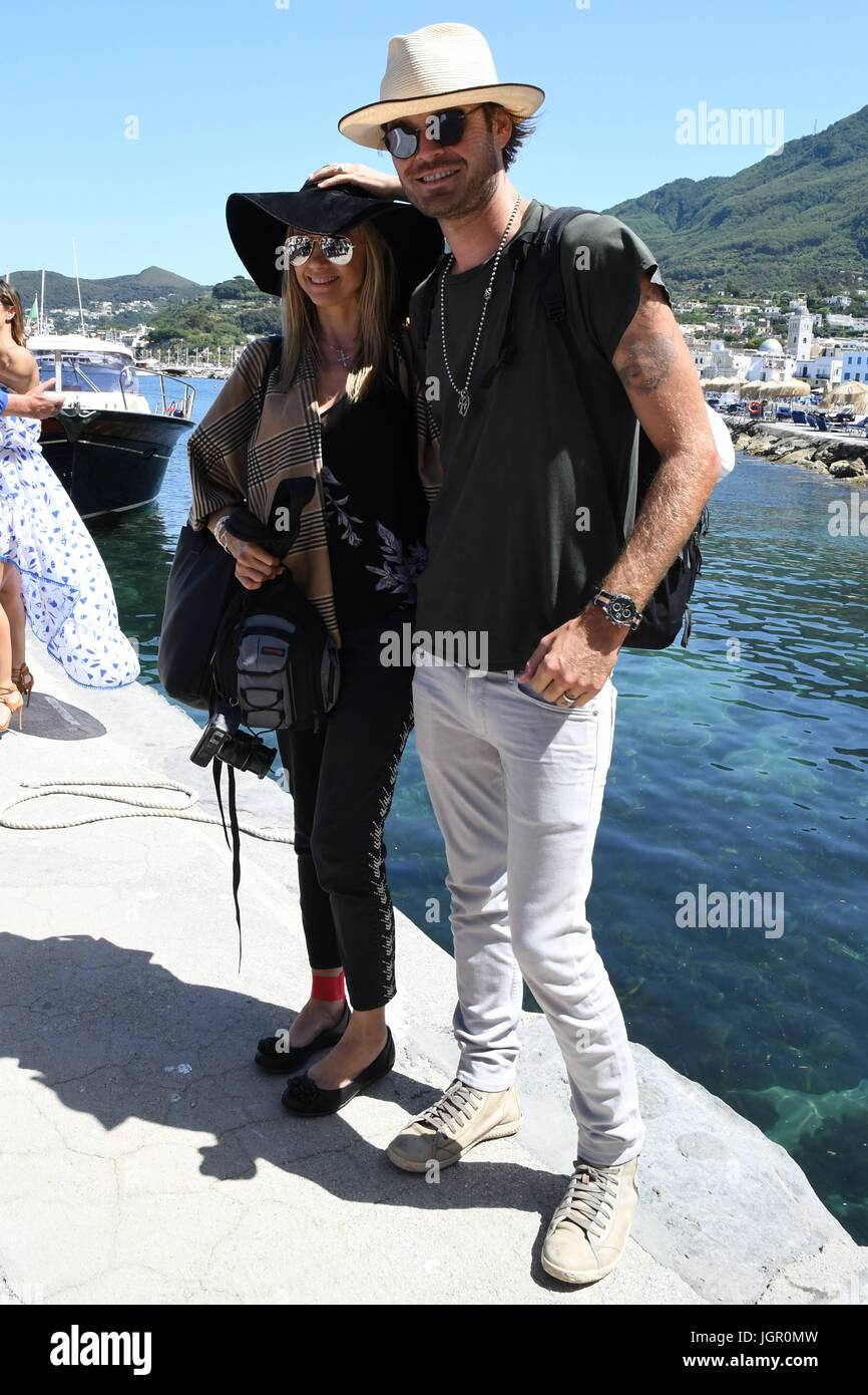 Lacco Ameno (Ischia): Hotel Regina Isabella.Mira Sorvino e suo marito. Nella foto: Mira Sorvino, la bella attrice americana, arriva alla Regina Isabella di Ischia con suo marito Christopher Backus. I due sono ad Ischia per il cinema e la musica Ischia Global Fest Foto Stock