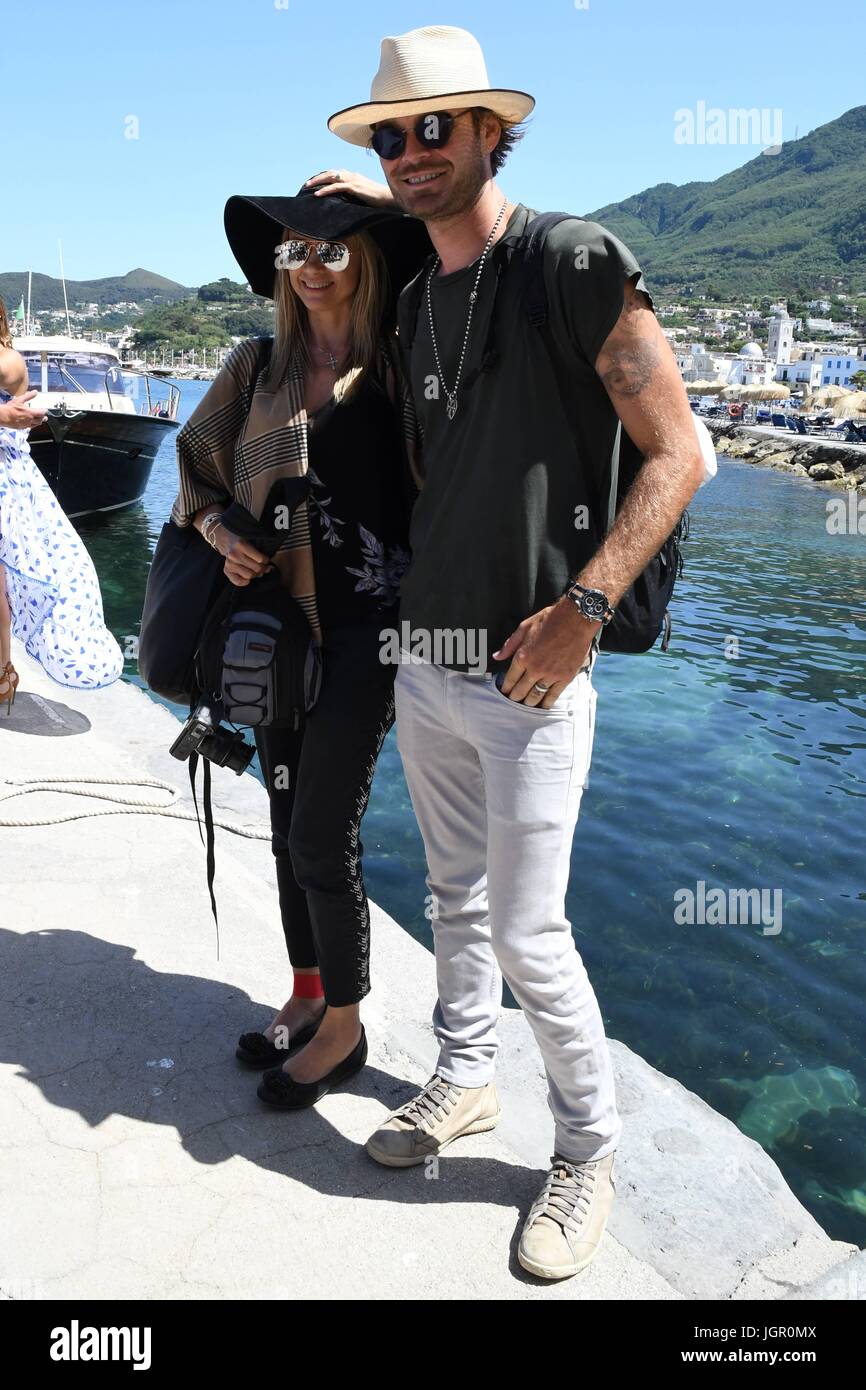 Lacco Ameno (Ischia): Hotel Regina Isabella.Mira Sorvino e suo marito. Nella foto: Mira Sorvino, la bella attrice americana, arriva alla Regina Isabella di Ischia con suo marito Christopher Backus. I due sono ad Ischia per il cinema e la musica Ischia Global Fest Foto Stock