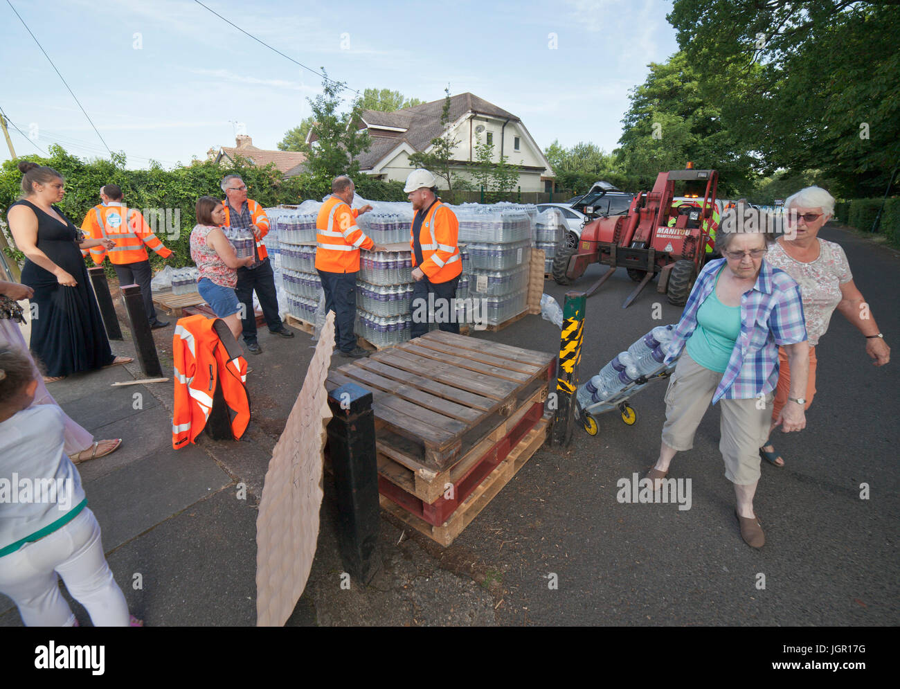 Biggin Hill, Bromley, Londra, Regno Unito. 10 Luglio, 2017. I residenti di Londra scia fino a nessuna alimentazione idrica, in TN16, TN14, CRO, BR2 aree. Thames Water out invece di acqua di emergenza fornisce dopo un grande scoppio di un tubo di due giorni fa. Credito: Tony Watson/Alamy Live News Foto Stock