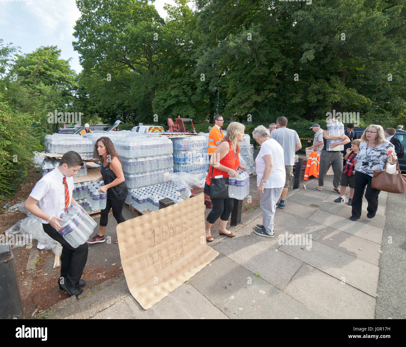 Biggin Hill, Bromley, Londra, Regno Unito. 10 Luglio, 2017. I residenti di Londra scia fino a nessuna alimentazione idrica, in TN16, TN14, CRO, BR2 aree. Thames Water out invece di acqua di emergenza fornisce dopo un grande scoppio di un tubo di due giorni fa. Credito: Tony Watson/Alamy Live News Foto Stock