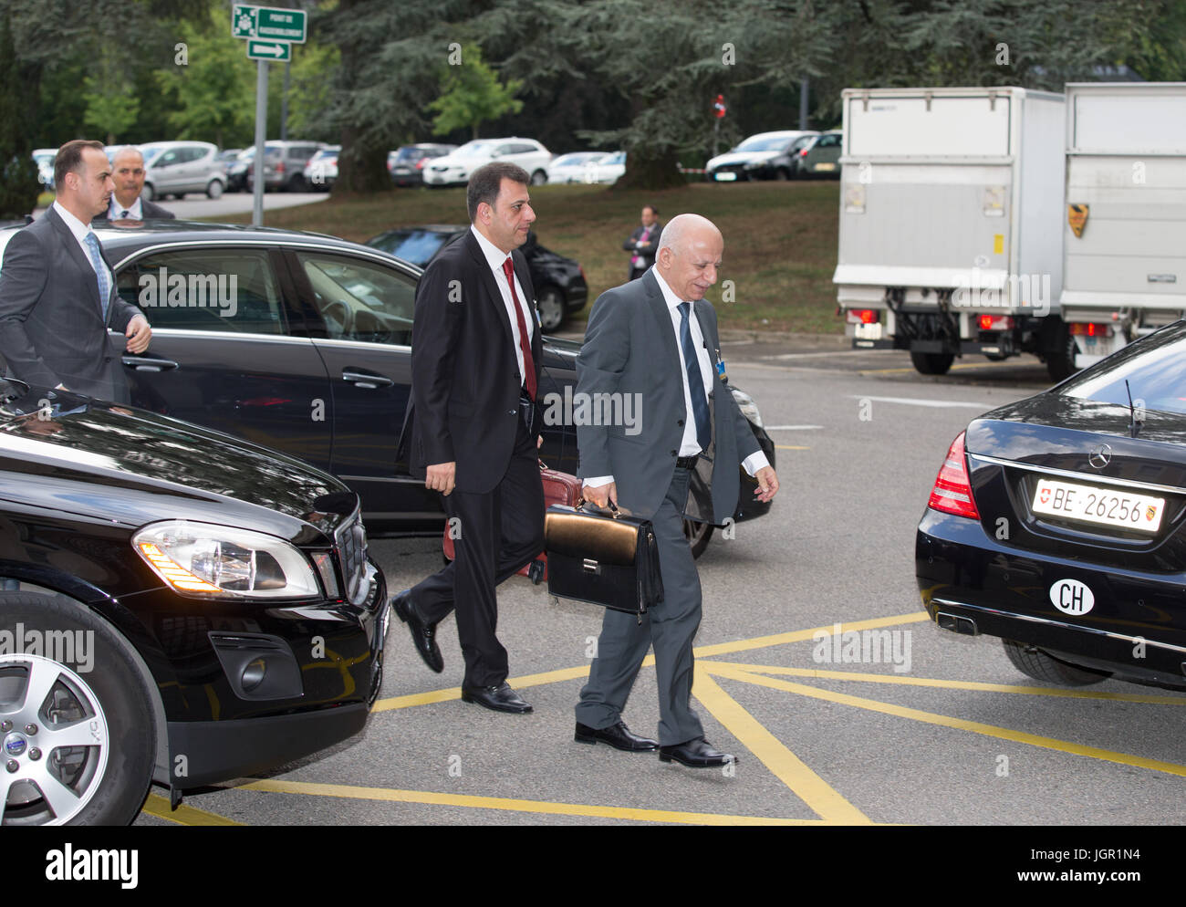 Ginevra, Svizzera. 10 Luglio, 2017. Governo siriano membri della delegazione arrivare ad un incontro di intra-negoziati siriano presso il Palais des Nations a Ginevra, Svizzera, 10 luglio 2017. Un nuovo round di intra-negoziati siriano cercando di mediare un fine politico per i sei anni di conflitto iniziato lunedì a Ginevra come previsto. Credito: Xu Jinquan/Xinhua/Alamy Live News Foto Stock