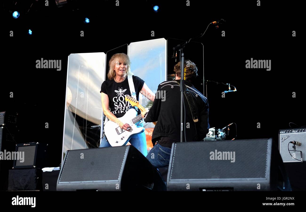 Grande Tew, Oxfordshire, Regno Unito. 9 Luglio, 2017. Festival Cornbury Giorno 3 - Chrissie Hynde con English-American rock band i pretendenti in esecuzione al Festival Cornbury, Oxfordshire 9 luglio 2017 Credit: DFP/fotografica Alamy Live News Foto Stock