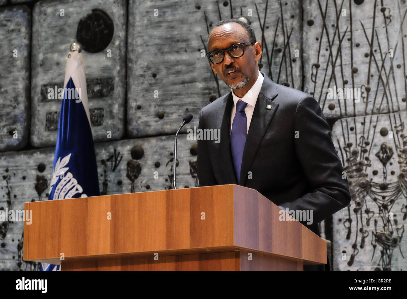 Gerusalemme, Israele. 10 Luglio, 2017. Il presidente rwandese Paul Kagame, fornisce una dichiarazione nel corso di una cerimonia di benvenuto per Kagame ospitato dal Presidente israeliano Rivlin alla residenza del Presidente. Il Primo ministro israeliano Netanyahu uniti i presidenti, superando il tradizionale protocollo diplomatico. Credito: Nir Alon/Alamy Live News Foto Stock