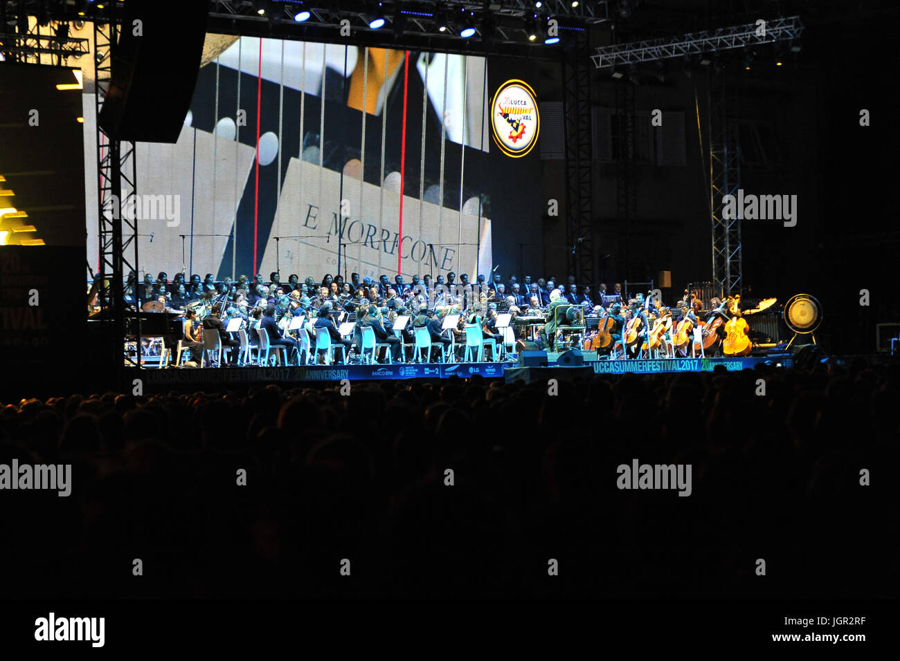 Lucca Summer Festival 2017. 09/07/2017-Lucca-Italy evento musicale concerto presso il Lucca Summer Festival di Ennio Morricone di tutte le colonne sonore dei suoi film che hanno accompagnato la storia del cinema italiano. Nella foto: Vista del concerto di Ennio Morricone. Foto RobertoCappa fotogiornalismo. Foto Stock
