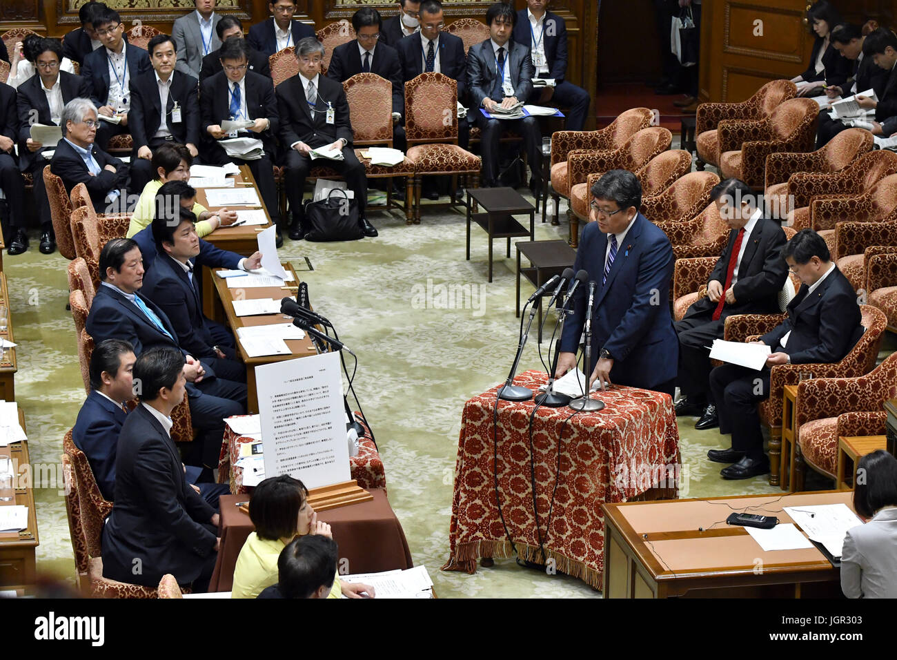 Tokyo, Giappone. 10 Luglio, 2017. Vice Capo di Gabinetto Koichi Hanyuda, stando in piedi alla destra, parla nel corso di una deliberazione del comitato nella dieta casa inferiore a Tokyo lunedì, 10 luglio 2017. Entrambe le case della dieta riconvocata per un solo giorno a guardare il Kake Gakuen problema, l'ultima affermazione di favoritismi di implicare la partecipazione del Primo Ministro Shinzo Abe, che ha presumibilmente accelerato di approvazione del governo per un progetto gestito da un suo amico. Credito: Natsuki Sakai/AFLO/Alamy Live News Foto Stock