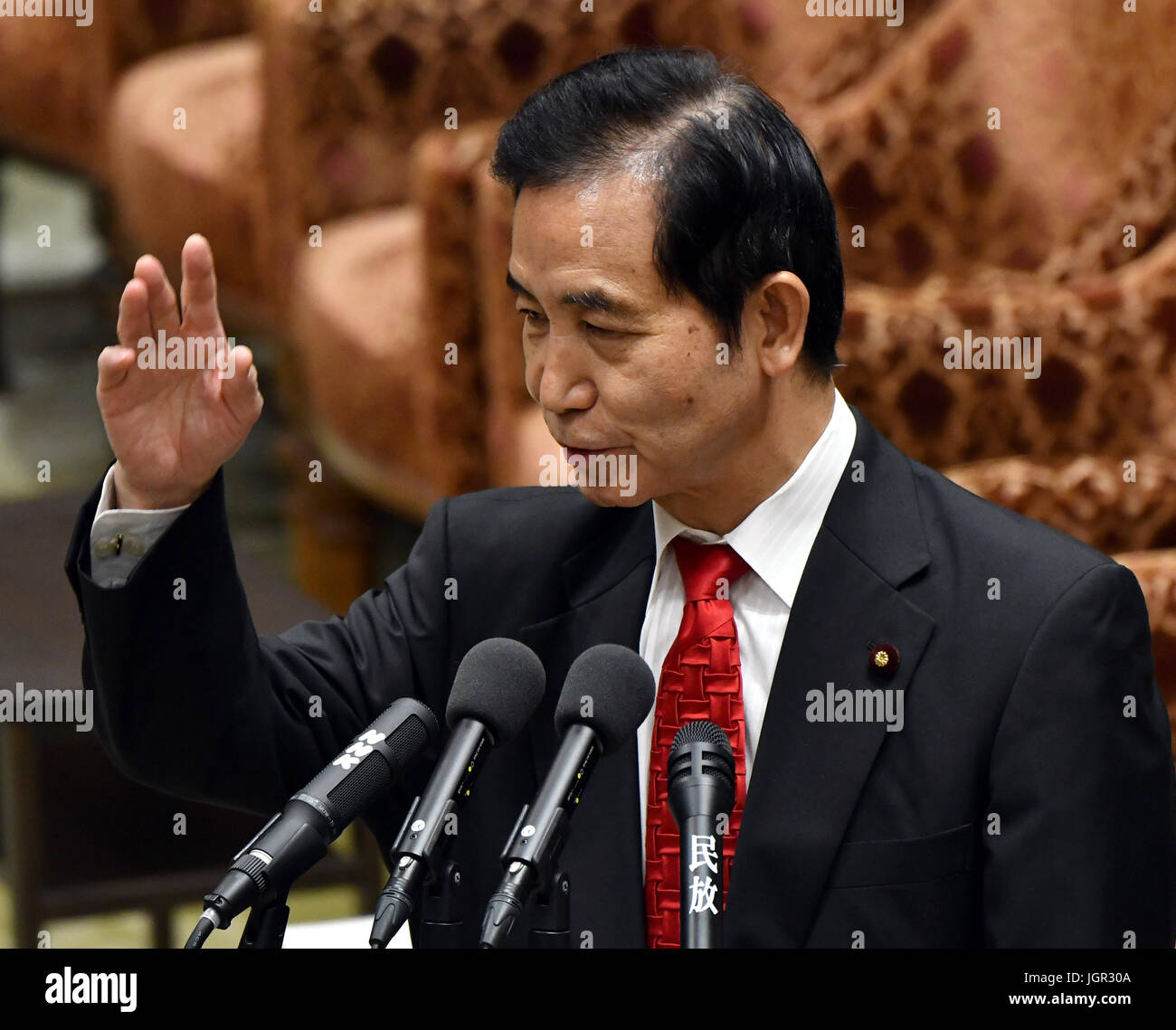 Tokyo, Giappone. 10 Luglio, 2017. Il Ministro di Stato Kozo Yamamoto parla durante una tantum della deliberazione del comitato nella dieta casa inferiore a Tokyo lunedì, 10 luglio 2017. Entrambe le case della dieta riconvocata per un solo giorno a guardare il Kake Gakuen problema, l'ultima affermazione di favoritismi di implicare la partecipazione del Primo Ministro Shinzo Abe, che ha presumibilmente accelerato di approvazione del governo per un progetto gestito da un suo amico. Credito: Natsuki Sakai/AFLO/Alamy Live News Foto Stock