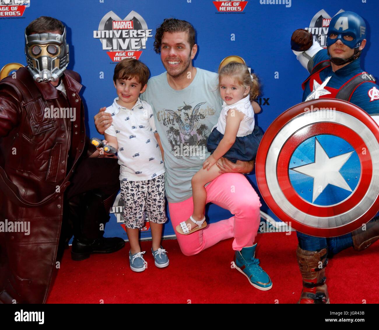 Los Angeles, CA, Stati Uniti d'America. 8 Luglio, 2017. Star-Lord, Mario Lavandeira, Perez Hilton, Mia Lavandeira, Captain America presso gli arrivi per Marvel Universe Live Show di fine settimana di apertura, Staples Center di Los Angeles, CA Luglio 8, 2017. Credito: Priscilla concedere/Everett raccolta/Alamy Live News Foto Stock