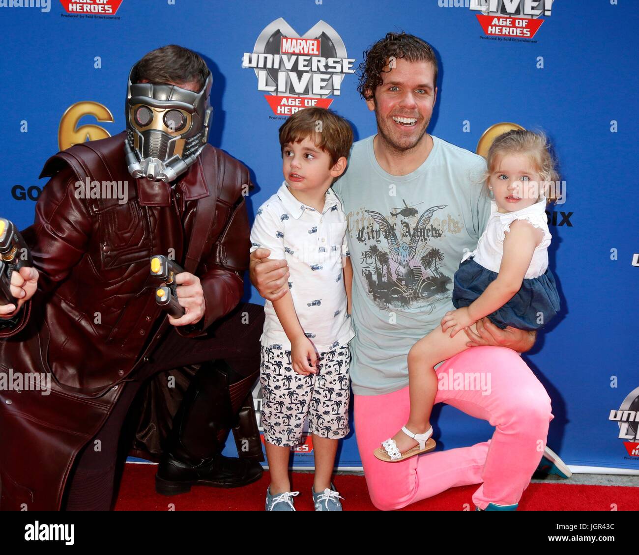 Los Angeles, CA, Stati Uniti d'America. 8 Luglio, 2017. Star-Lord, Mario Lavandeira, Perez Hilton, Mia Lavandeira presso gli arrivi per Marvel Universe Live Show di fine settimana di apertura, Staples Center di Los Angeles, CA Luglio 8, 2017. Credito: Priscilla concedere/Everett raccolta/Alamy Live News Foto Stock