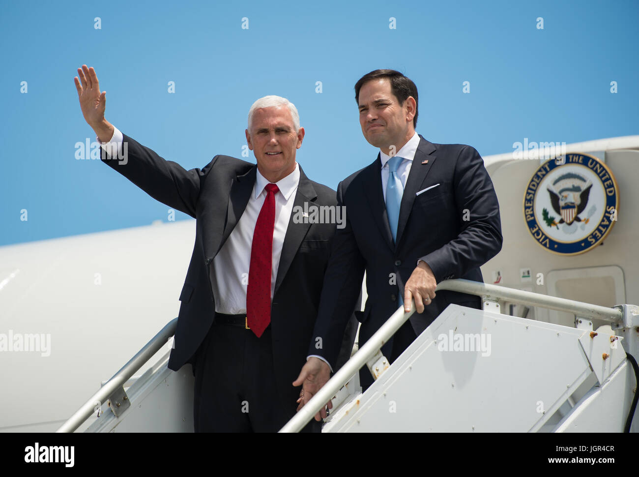 In questa foto rilasciata dalla Nazionale Aeronautica e Spaziale Administration (NASA) Stati Uniti Vice Presidente Mike Pence onde accanto a noi il senatore Marco Rubio (repubblicano della Florida), dopo il loro arrivo su Air Force due presso lo Shuttle Landing Facility (SLF) per evidenziare innovazioni made in America e alcuni tour del partenariato pubblico-privato il lavoro che sta contribuendo a trasformare il Centro Spaziale Kennedy (KSC) in un multi-utente spaceport giovedì 6 luglio, 2017 a Cape Canaveral, in Florida. Credito: Aubrey Gemignani/NASA via CNP /MediaPunch Foto Stock