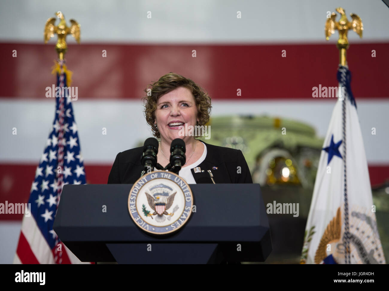 In questa foto rilasciata dalla Nazionale Aeronautica e Spaziale Administration (NASA) La NASA associare Amministratore, Jen Rae Wang accoglie gli ospiti e introduce il direttore aggiunto e il Centro Spaziale Kennedy (KSC), Janet Petro, Giovedì, 6 luglio 2017, presso il gruppo di veicoli Edificio A KSC in Cape Canaveral, in Florida. Vice Presidente Mike Pence è inoltre programmato per parlare a caso per evidenziare innovazioni made in America e alcuni tour del partenariato pubblico-privato il lavoro che sta contribuendo a trasformare il centro in un multi-utente spaceport. Credito: Aubrey Gemignani/NASA via CNP /MediaPunch Foto Stock