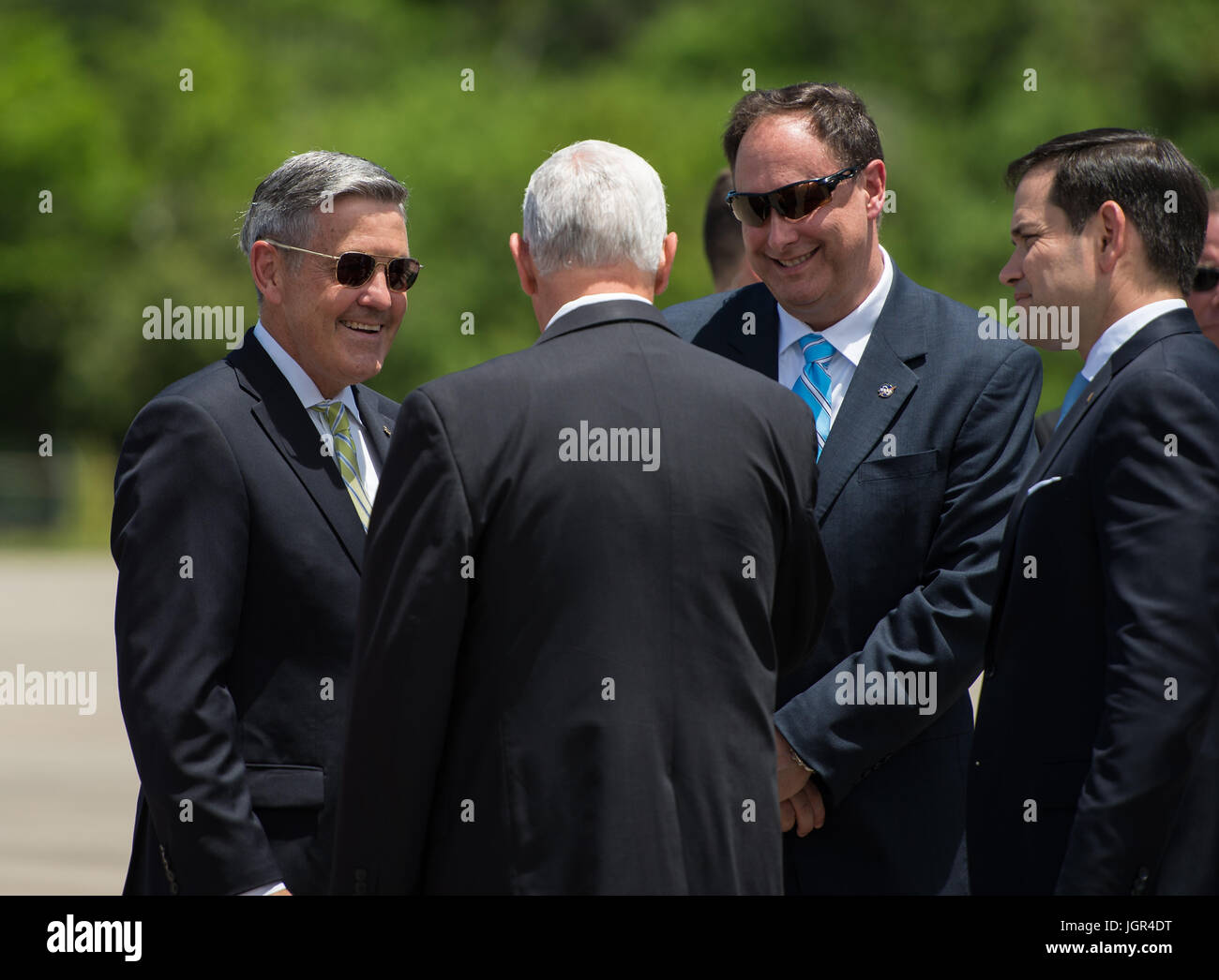 In questa foto rilasciata dalla Nazionale Aeronautica e Spaziale Administration (NASA) Stati Uniti Vice Presidente Mike Pence saluta deliberando la NASA amministratore Robert Lightfoot, secondo da destra e il direttore, il Centro Spaziale Kennedy, Robert Cabana, a sinistra dopo essere arrivati presso la navetta Landing Facility (SLF) per evidenziare innovazioni made in America e alcuni tour del partenariato pubblico-privato il lavoro che sta contribuendo a trasformare il Centro Spaziale Kennedy (KSC) in un multi-utente spaceport giovedì 6 luglio, 2017 a Cape Canaveral, in Florida. Credito: Aubrey Gemignani/NASA via CNP /MediaPunch Foto Stock