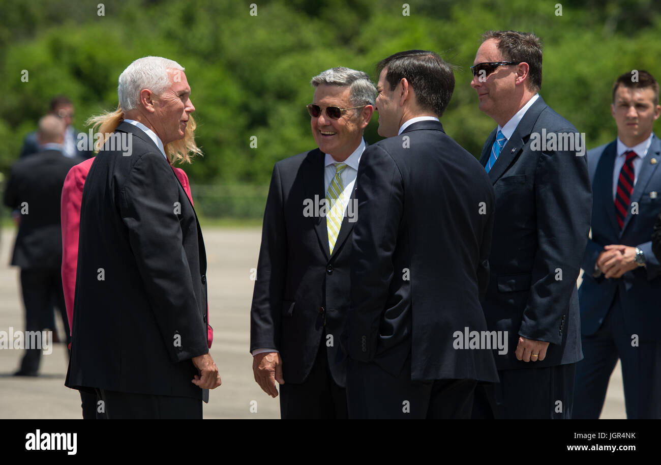 In questa foto rilasciata dalla Nazionale Aeronautica e Spaziale Administration (NASA) Stati Uniti Vice Presidente Mike Pence, sinistra, saluta deliberando la NASA amministratore Robert Lightfoot, destro e il direttore, il Centro Spaziale Kennedy, Robert Cabana, la seconda da sinistra, con noi il senatore Marco Rubio (repubblicano della Florida), centro dopo essere arrivati presso la navetta Landing Facility (SLF) per evidenziare innovazioni made in America e alcuni tour del partenariato pubblico-privato il lavoro che sta contribuendo a trasformare il Centro Spaziale Kennedy (KSC) in un multi-utente spaceport giovedì 6 luglio, 2017 a Cape Canaveral, in Florida Foto Stock
