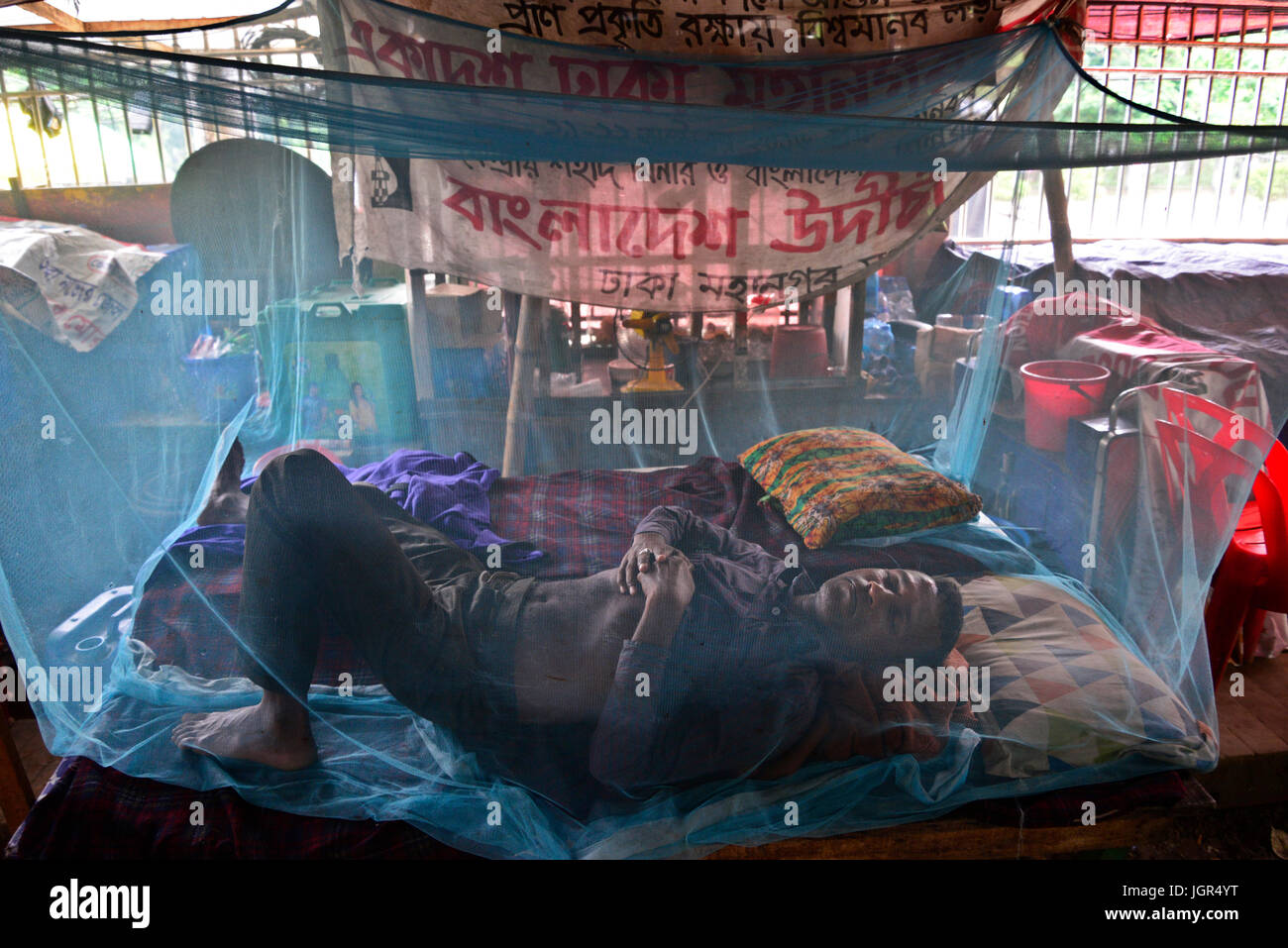 Dacca in Bangladesh. 10 lug 2017. Un bangladese senzatetto dorme nella zanzariera per proteggere se stesso dalla zanzara a mezzogiorno al Suhrawardy Uddan Park a Dhaka, nel Bangladesh, il 10 luglio 2017 Credit: Mamunur Rashid/Alamy Live News Foto Stock Dacca in Bangladesh. 10 lug 2017. Un bangladese senzatetto dorme nella zanzariera per proteggere se stesso dalla zanzara a mezzogiorno al Suhrawardy Uddan Park a Dhaka, nel Bangladesh, il 10 luglio 2017 Credit: Mamunur Rashid/Alamy Live News Foto Stock