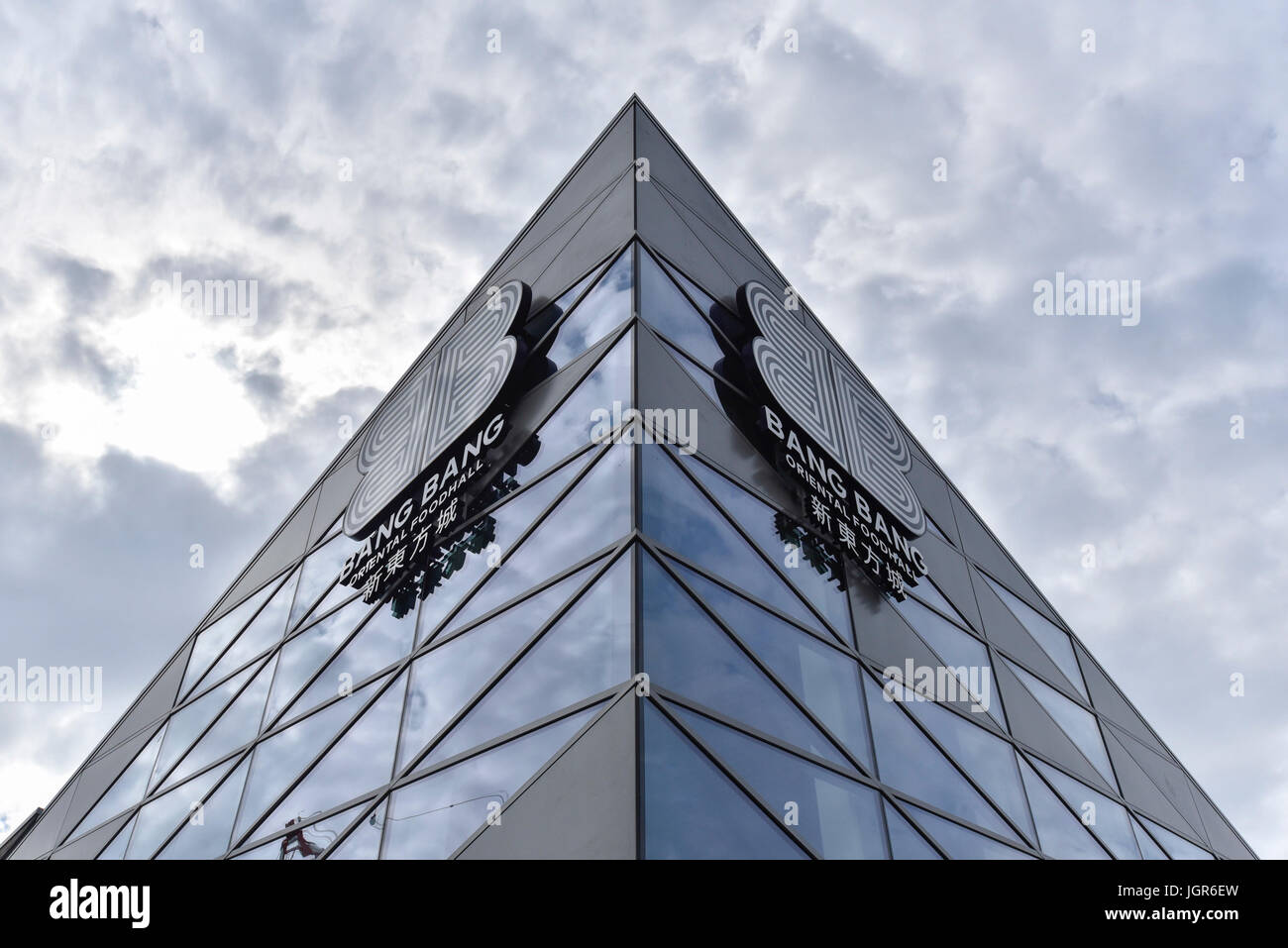 Londra, Regno Unito. Vista esterna di Bang Bang Foodhall orientali che celebra la sua inaugurazione in Colindale, a nord di Londra. In piedi sul sito dell'ex città orientali, Bang Bang Foodhall orientali porta bancarelle che offrono 27 diverse cucine asiatiche ed è stato creato intorno al formato dei tribunali di cibo che sono popolari in Asia. Credito: Stephen Chung / Alamy Live News Foto Stock